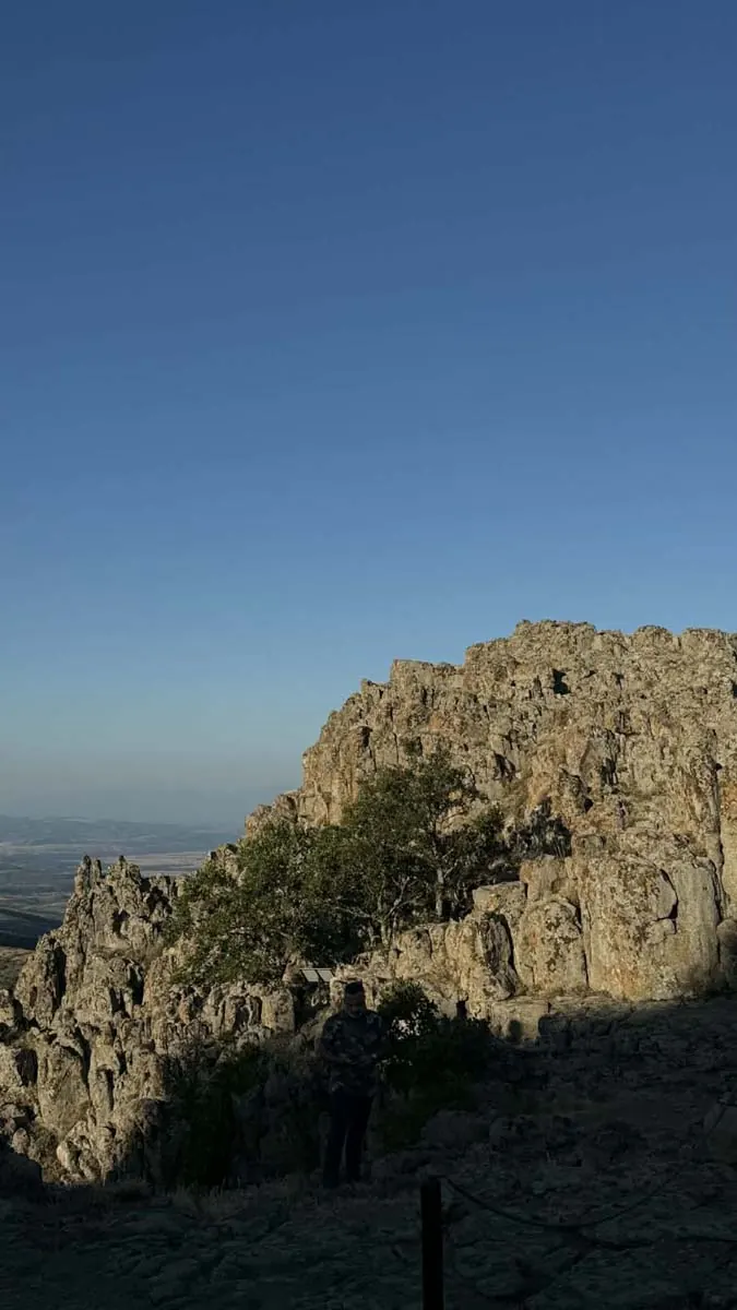 The rock summit and mountain setting at Kokino